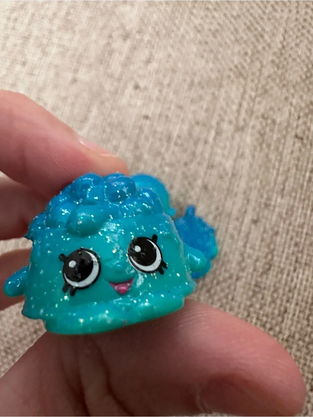 Shopkins Season 4 Ultra Rare Blue Doggy Pup-E Dennis Ball Blue Glitter